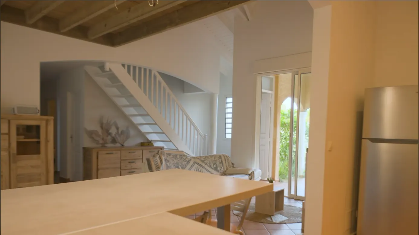 Immobilier : séjour et escalier d'une maison