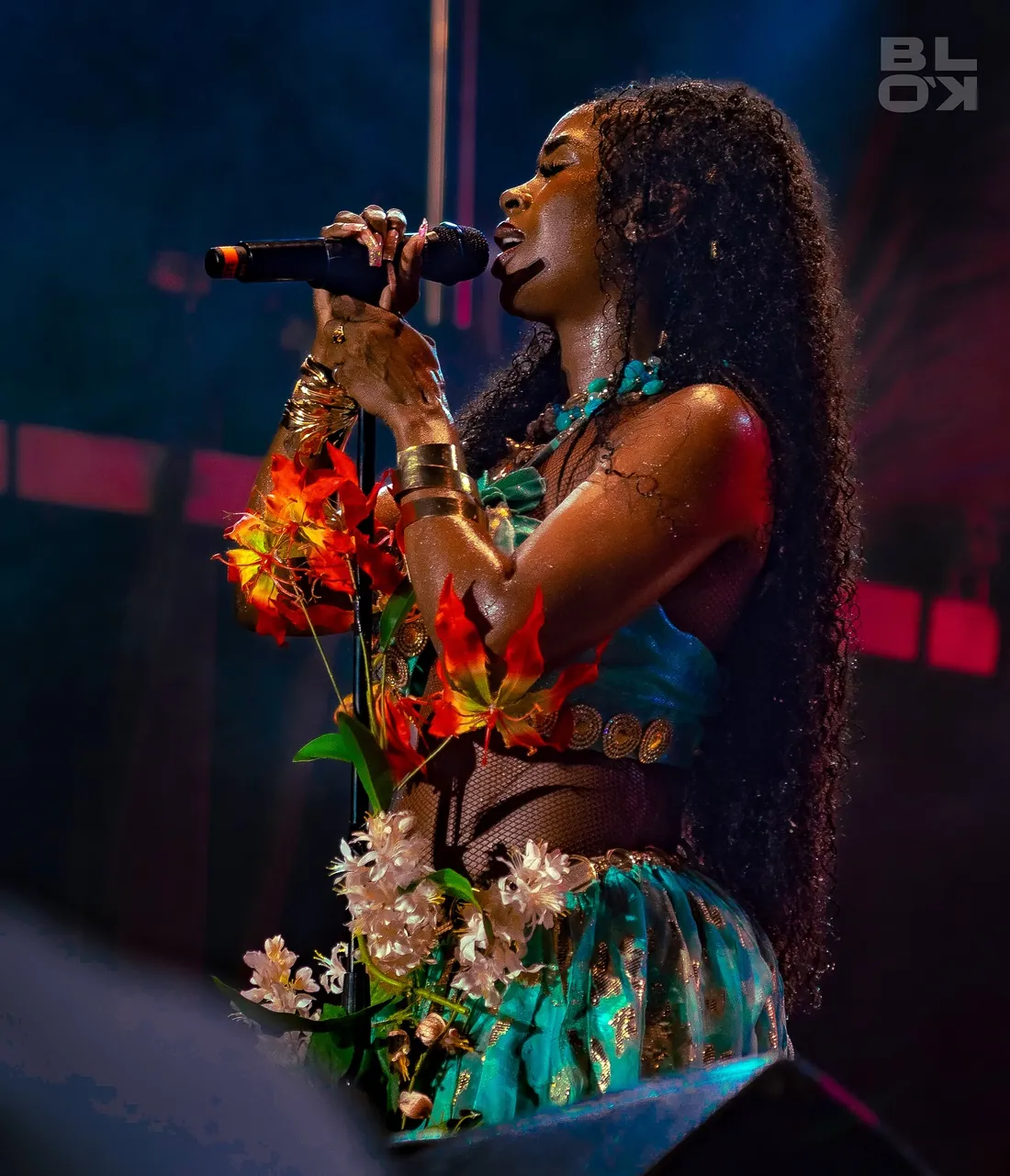 Artiste avec une coiffe fleurie sur la scene