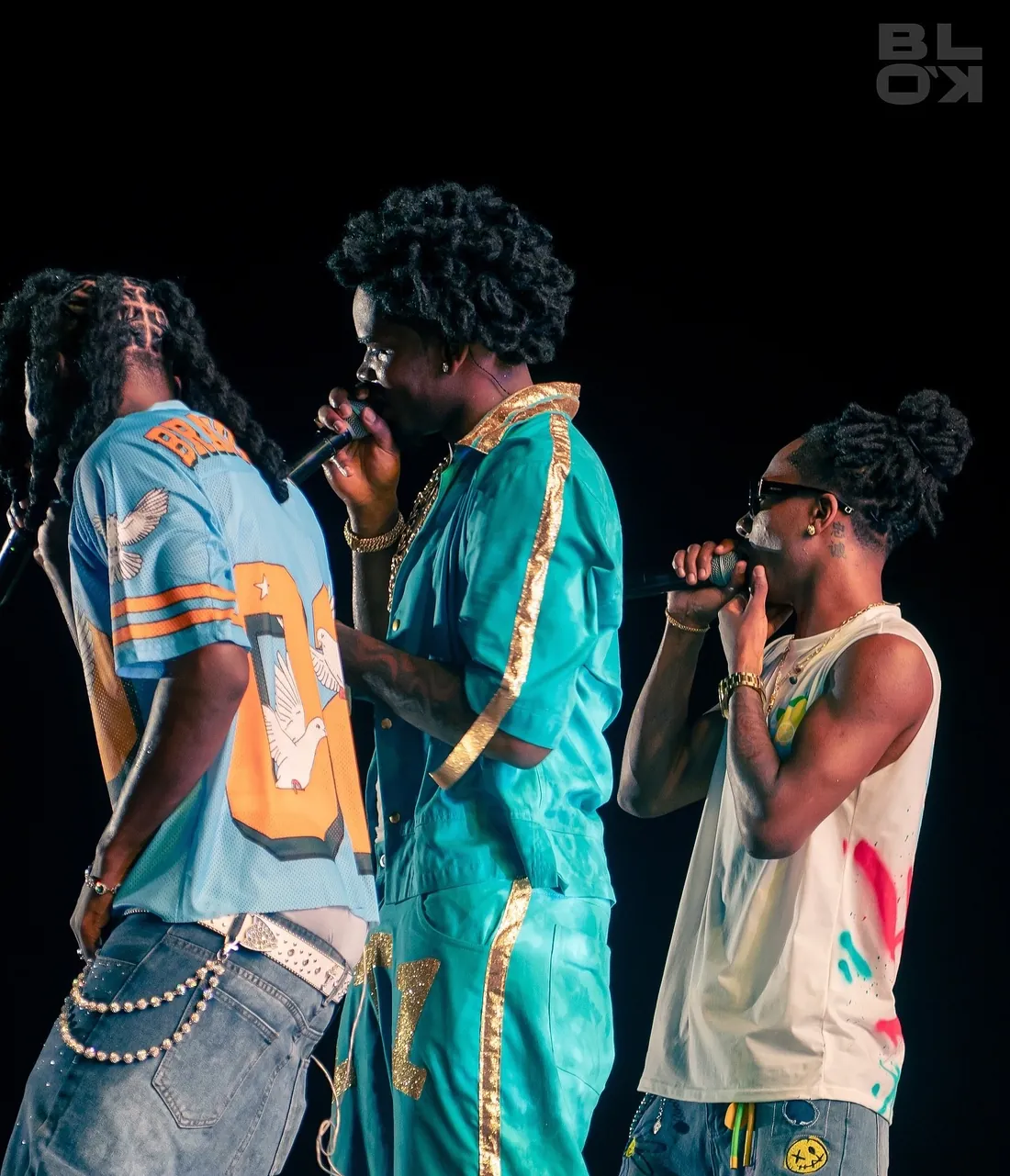Trois artistes cote a cote sur la scene