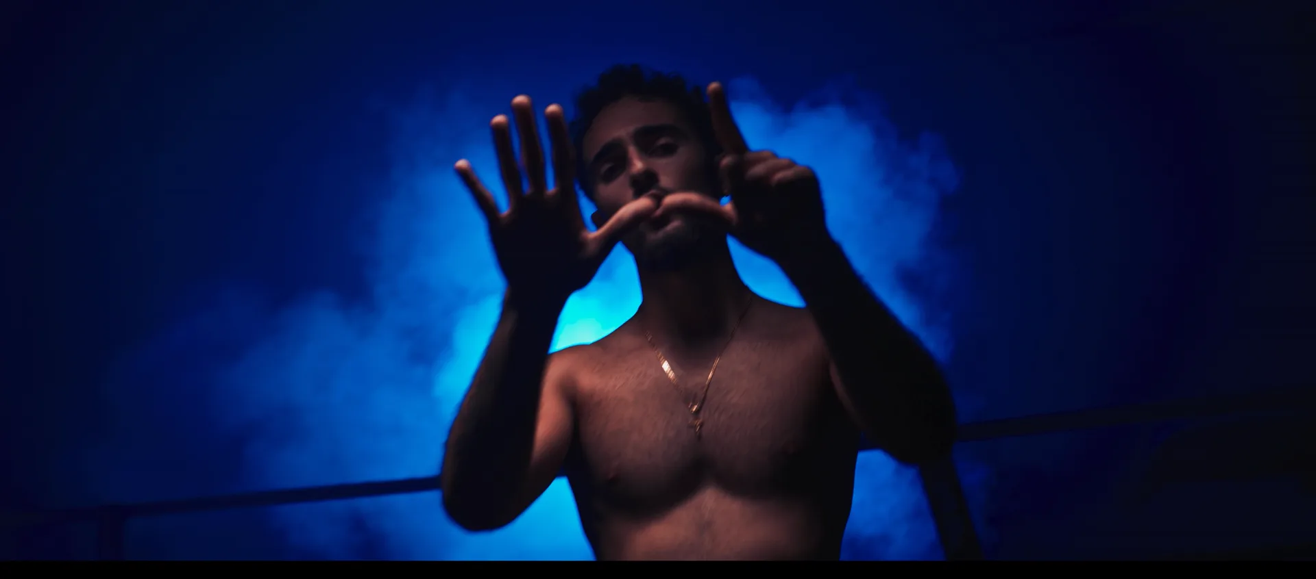 MK.Arlito filmé sur un ring de boxe pour le clip Mové tan